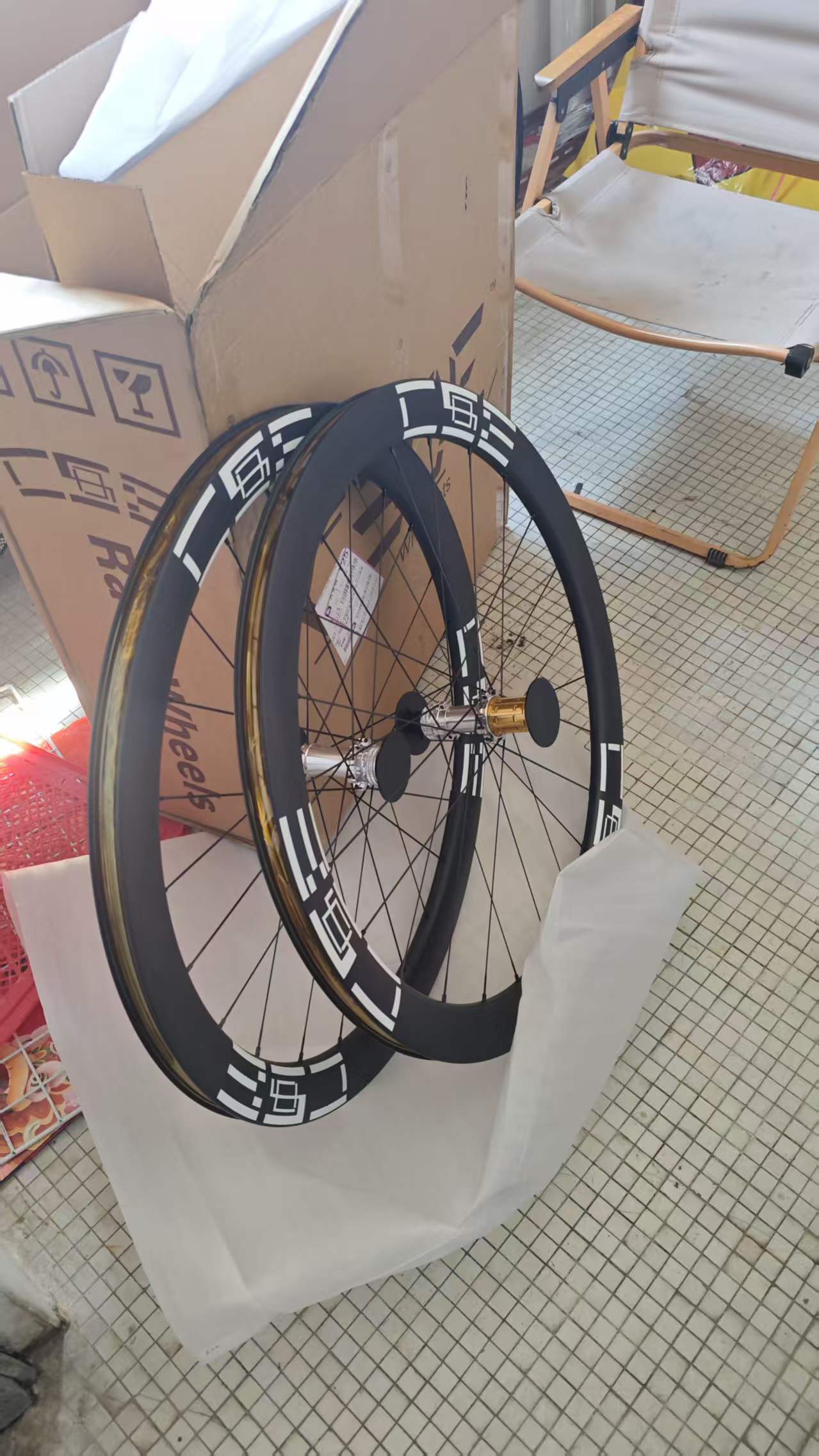 CSOE CYCLING Aero 60 黑色深框轮组,白色几何贴花与金色花鼓